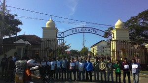 Protes Penangkapan BW, Aktivis Gelar Aksi Diam di Polda Aceh