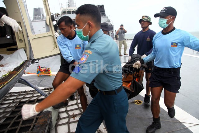 2 Jenazah Diterbangkan dari KRI Banda Aceh ke Pangkalan Bun