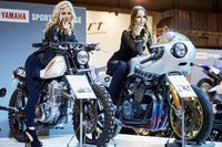 Aksi para model tersebut tidak kalah menarik dengan mobil dan motor yang dipajang. Istimewa/Carbuzz.