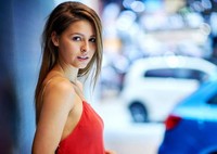 Para model cantik ini memanjakan mata para pengunjung Brussel Motor Show 2015. Istimewa/Carbuzz.