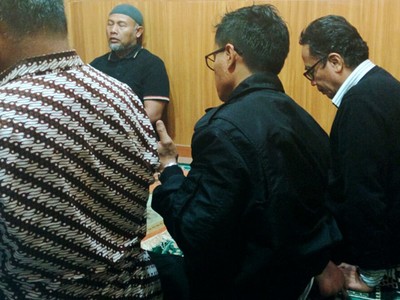 Bambang Widjojanto Pimpin Salat Berjamaah di Bareskrim
