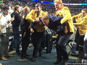 Lempar Bola Basket ke Cheerleader, Will Ferrel Diusir dari Arena Basket