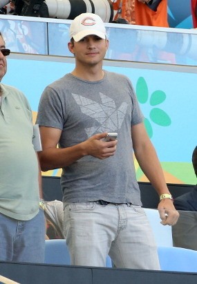 Ashton Kutcher Siap Beri Kesaksian Kasus Pembunuhan Mantan Pacar