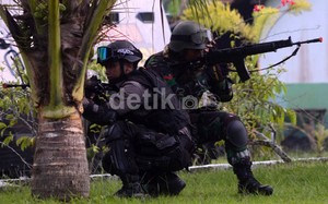 6 Teroris Jaringan Santoso di Poso Diterbangkan ke Jakarta