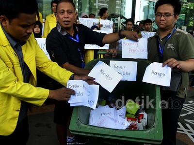 BEM UI Gelar Aksi Bersih-bersih Koruptor