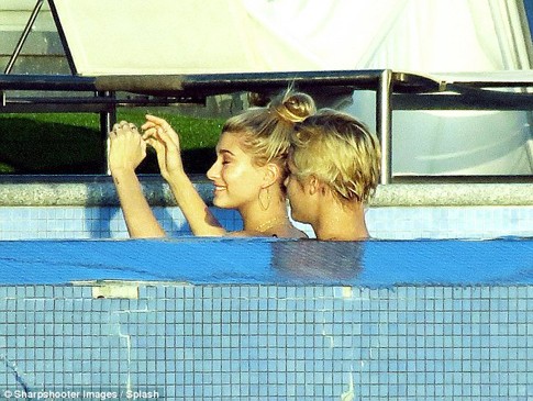 Justin Bieber dan Hailey Baldwin Tertangkap Kamera Berenang Bersama