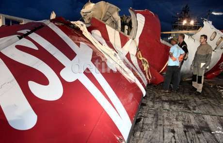 Pengikatan Tali Menjadi Kendala Pengangkatan Main Body AirAsia