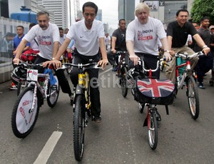 Minggu Pagi, Presiden Jokowi Bersepeda di CFD