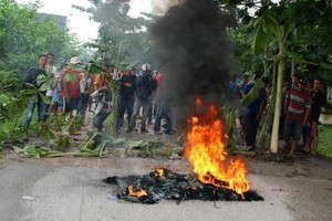 Kesal Jalan Rusak Tak Kunjung Diperbaiki, Warga Kampar Blokir Jalan