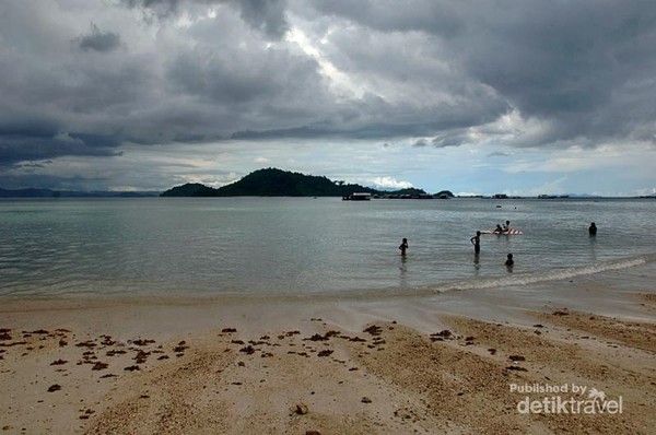 iPantaii iSarii iRinggungi iPantaii Cantik Nan Tenang di Teluk 