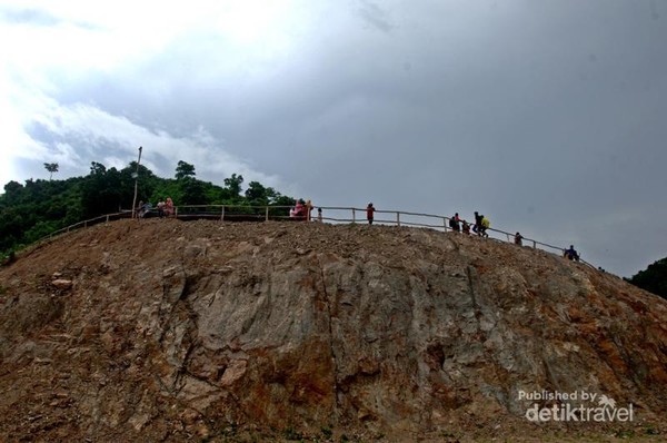 iPantaii iSarii iRinggungi iPantaii Cantik Nan Tenang di Teluk 