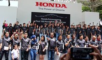 Pembeli pertama Honda HR-V mengacungkan kunci mobil mereka.