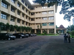 Mobil Anggota Wantimpres Sambangi Mabes Polri Sore Ini