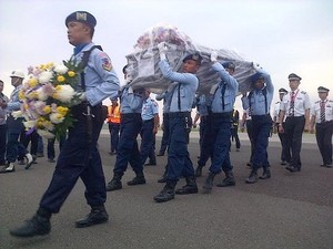 Isak Tangis Sambut Jenazah Wanti yang Mendarat di Bandara Hussein Bandung