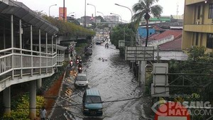 Perempatan Matraman Masih Tergenang, Lalu Lintas Macet