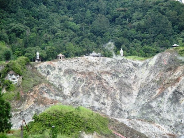 Memanjatkan Doa Dari Puncak Bukit Doa Tomohon