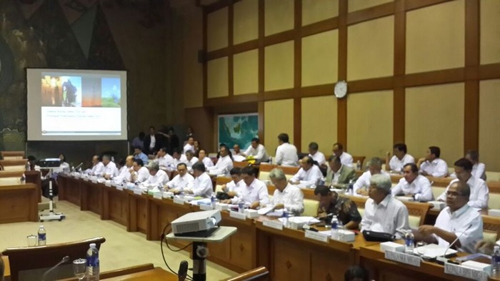 Rapat dengan DPR, Pejabat ESDM Kompak Berkemeja Putih Seperti Jokowi