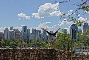 Anti Mainstream, Turis Ini Foto Handstand di Landmark Dunia