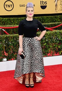 Kelly Osbourne tampil dibalut blus hitam dan rok bermotif kulit leopard. Ethan Miller/Getty Images/detikFoto.