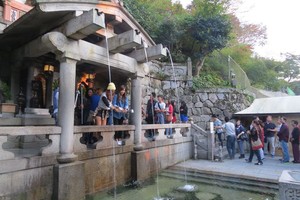 Kuil Kiyomizudera di Kyoto: Air Mancur Jodoh & Sunset Cantik