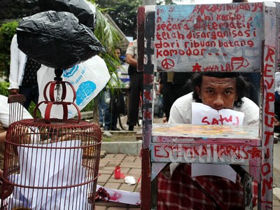 Seniman Bandung Gelar Aksi Teatrikal di KPK