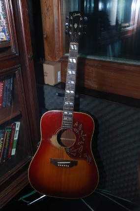 Koleksi Kaset Sampai Gitar, Ini Isi Studio Rekaman Ahmad Dhani