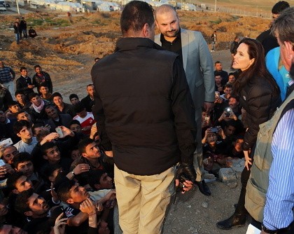 Berkunjung ke Irak, Angelina Jolie Disambut Para Korban ISIS