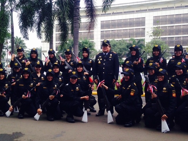 Srikandi Cantik Bea Cukai Beraksi Pakai Senjata Asli Buatan Finlandia