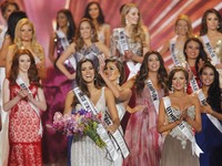 Miss Unverse 2013 Gabriela Isler menyerahkan mahkota Miss Universe 2014 kepada Paulina Vega. REUTERS/Andrew Innerarity/detikFoto.