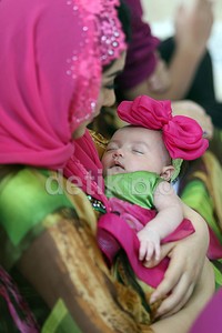 Arsy tampak tertidur saat digendong sang ibu. Pool/Akew/detikFoto.