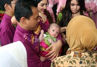 Acara syukuran beradat Islam tersebut digelar di kediaman Anang dan Ashanty di Villa Cinere Mas, Tangerang, Minggu (25/1/2014). Pool/Akew/detikFoto.