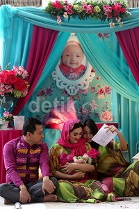 Anang sekeluarga kompak mengenakan busana bernuansa fuscia dan hijau. Pool/Akew/detikFoto.