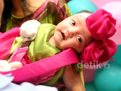 Gemes! Bayi Anang dan Ashanty Cute Berpita Pink