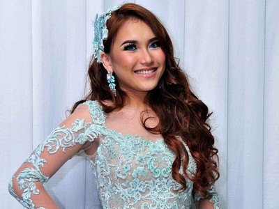 Dibalut Dress Biru, Ayu Ting Ting Tak Kalah Cantik dari Aurel