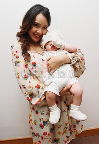 Winda bersama bayi laki-lakinya yang menggemaskan. Pool/Gus Mun/detikFoto.
