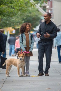 Penasaran dengan kelanjutan ceritanya? Jangan lupa saksikan film 'Annie' yang akan segera tayang di bioskop kesayangan Anda. (Dok Columbia Pictures)