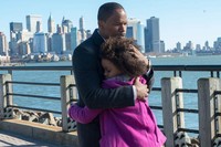 Kesederhanaan cerita yang menghibur serta kedekatan emosional Annie (Quvenzhane Wallis) dan konglomerat William Stacks (Jamie Foxx) cukup menyentuh. (Dok Columbia Pictures)