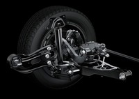 Selain bodi yang lebih galak, suspensi double-wishbone terbaru juga diadopsi oleh kedua mobil ini di bagian belakang. Dengan suspensi itu, kenyamanan yang biasa ditemukan pada mobil mewah pun hadir pada kedua mobil ini dibarengi dengan handling yang stabil. Pool/dok Toyota.