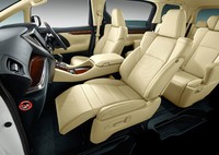 Model baru ini juga memiliki peralatan canggih seperti Panoramic View Monitor2 dengan See-through View terbaru. Perlengkapan itu memberikan pandangan perspektif pengemudi seolah-olah mobil ini transparan. Pool/dok Toyota.