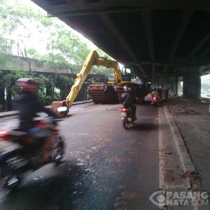 Ada Alat Berat Mogok di Jl Lodan Raya Ancol, Lalu lintas Macet