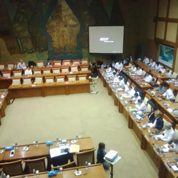 Rapat Malam, Menteri ESDM Jawab 110 Pertanyaan Anggota DPR