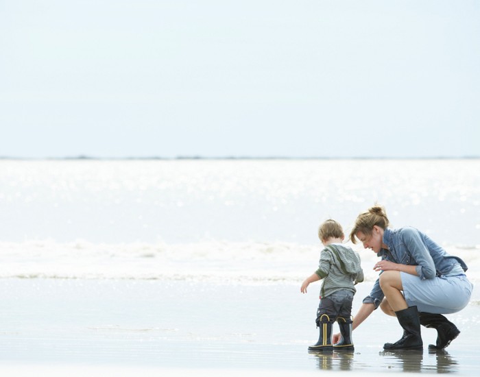 5 Tips Membawa Bayi Liburan ke Pantai