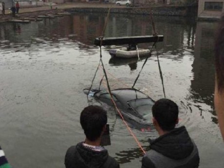 Buru-buru Makan Siang, Ferrari Ini Kecebur ke Sungai