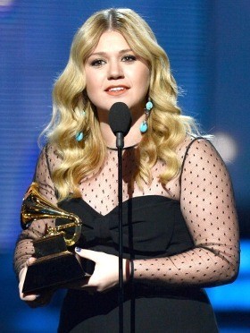 Throwback Grammy 2013! Kelly Clarkson Sukses Ukir Sejarah Baru