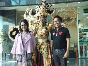 Karya Desainer Indonesia Dynand Fariz yang Menang di Kontes Kecantikan Dunia