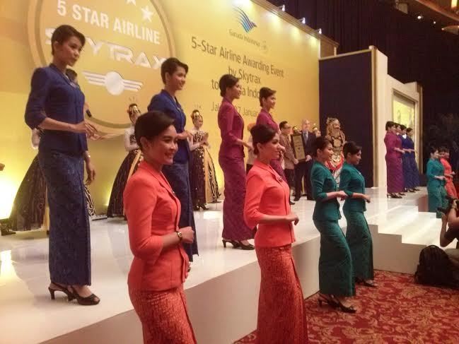 Cantiknya Belasan Pramugari Garuda Saat Menari Payung