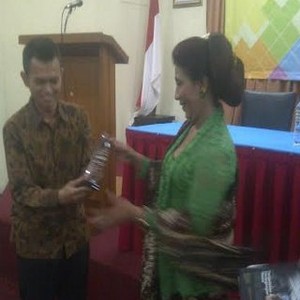 Bersanggul dan Berkebaya Hijau, Menteri Susi Jadi Pusat Perhatian Puluhan Nelayan
