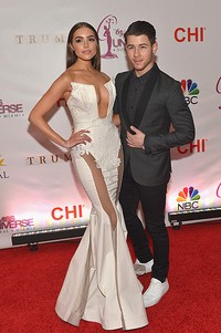 Miss Universe 2012, Olivia Culpo tampil superseksi dibalut gaun putih menerawang dan berbelahan dada yang rendah di ajang kecantikan Miss Universe 2014. Rodrigo Varela/Getty Images/detikFoto.