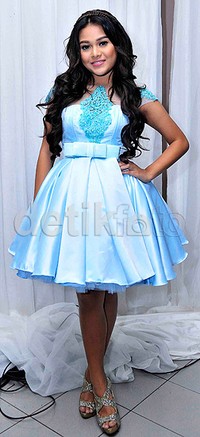 Aurel manis dibalut dress tutu berwarna biru. Pool/Noel/detikFoto.