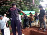 Suasana Duka di Pemakaman Zainal Abidin Domba